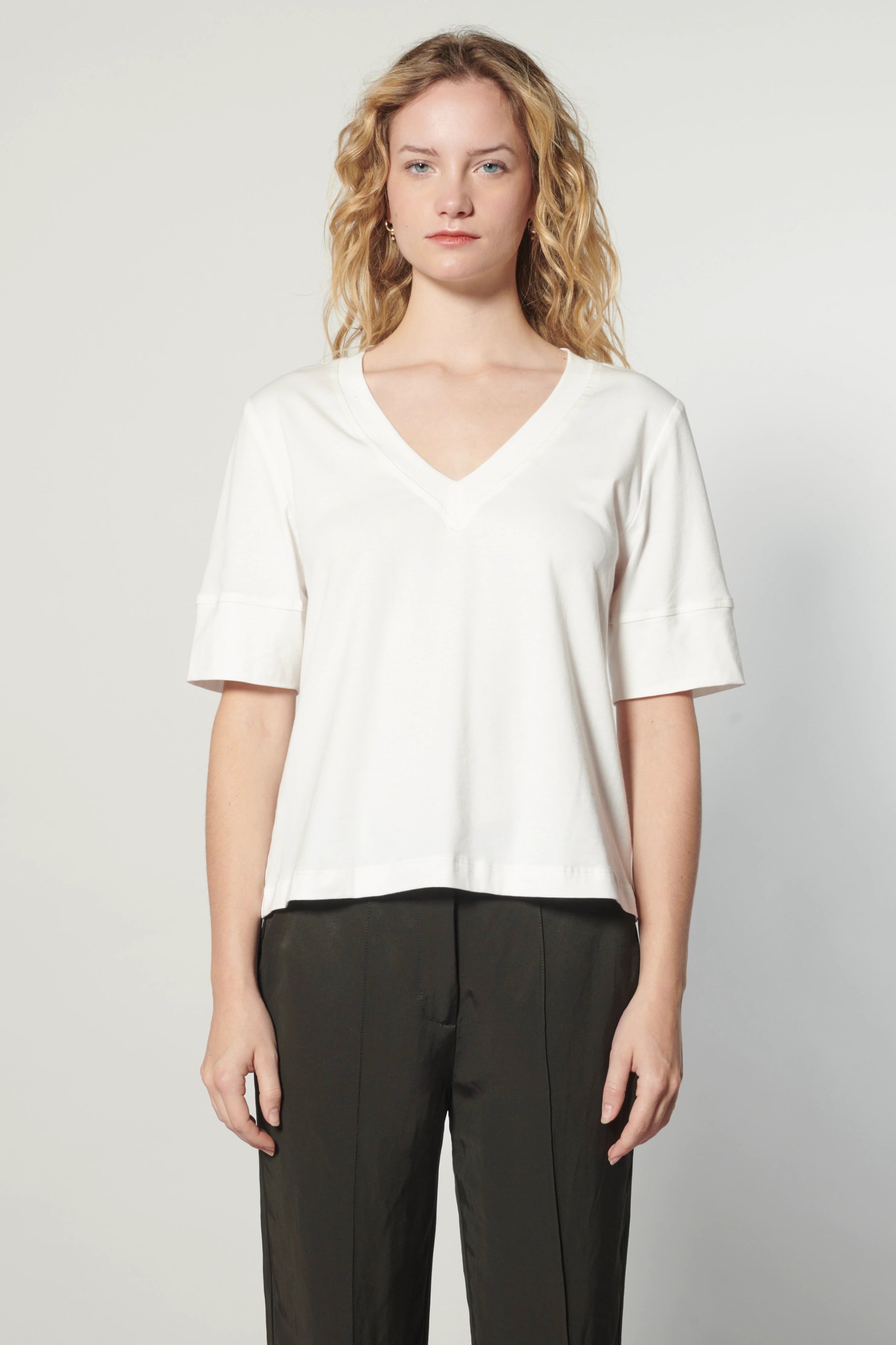 Polera Cassie de la marca EI-2025-501, blusa de manga larga en color azul con detalles en el cuello y puños.