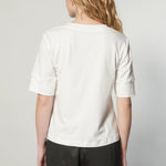 Polera Cassie de la marca EI-2025-501, blusa de manga larga en color neutro, con detalles de diseño en la parte frontal.