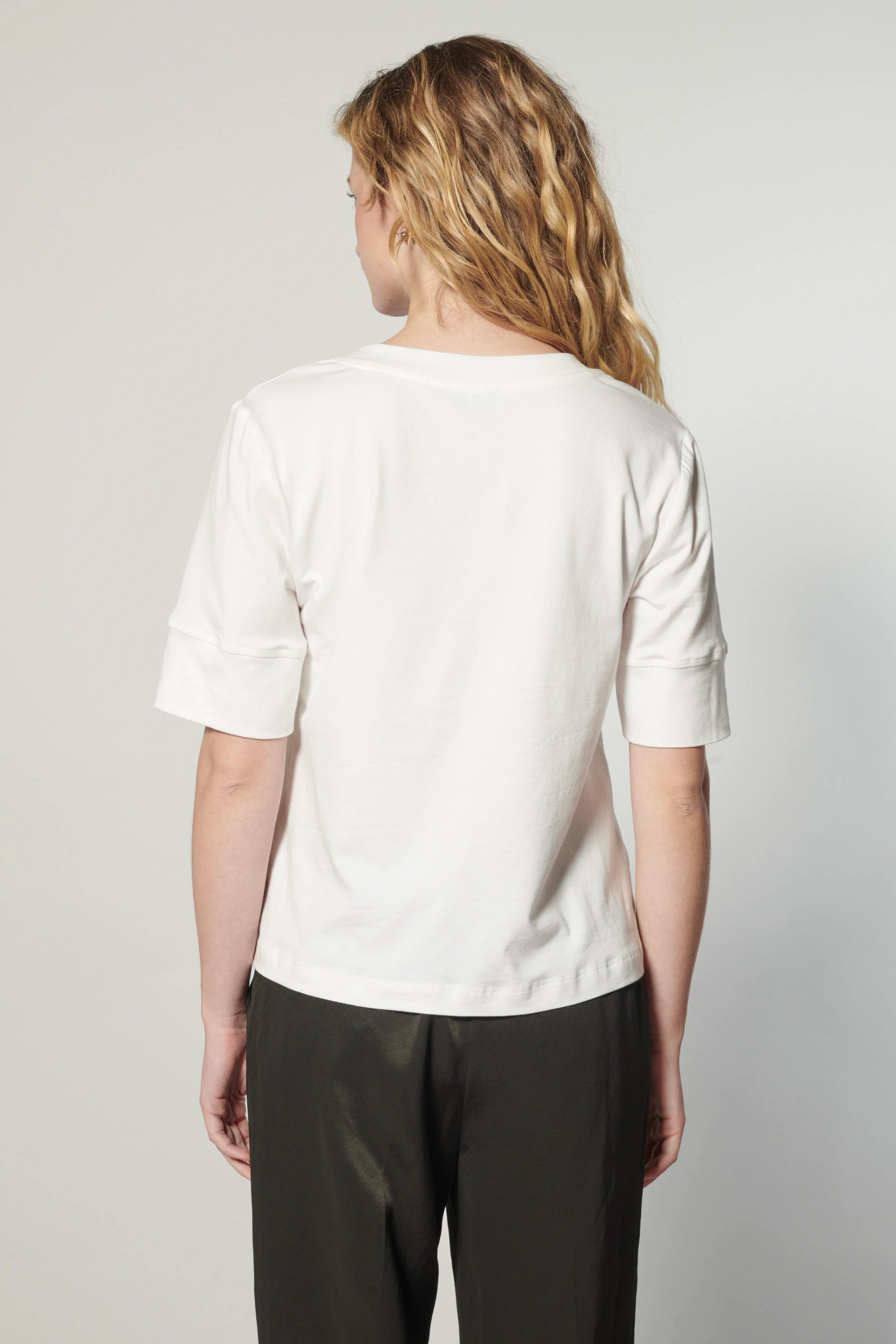 Polera Cassie de la marca EI-2025-501, blusa de manga larga en color neutro, con detalles de diseño en la parte frontal.