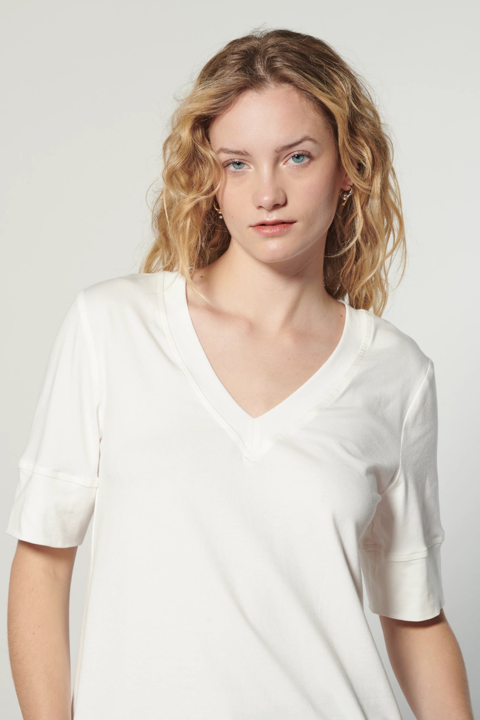 Polera Cassie de la marca EI-2025-501, blusa de manga larga en color neutro, con diseño sencillo y cómodo para uso diario.
