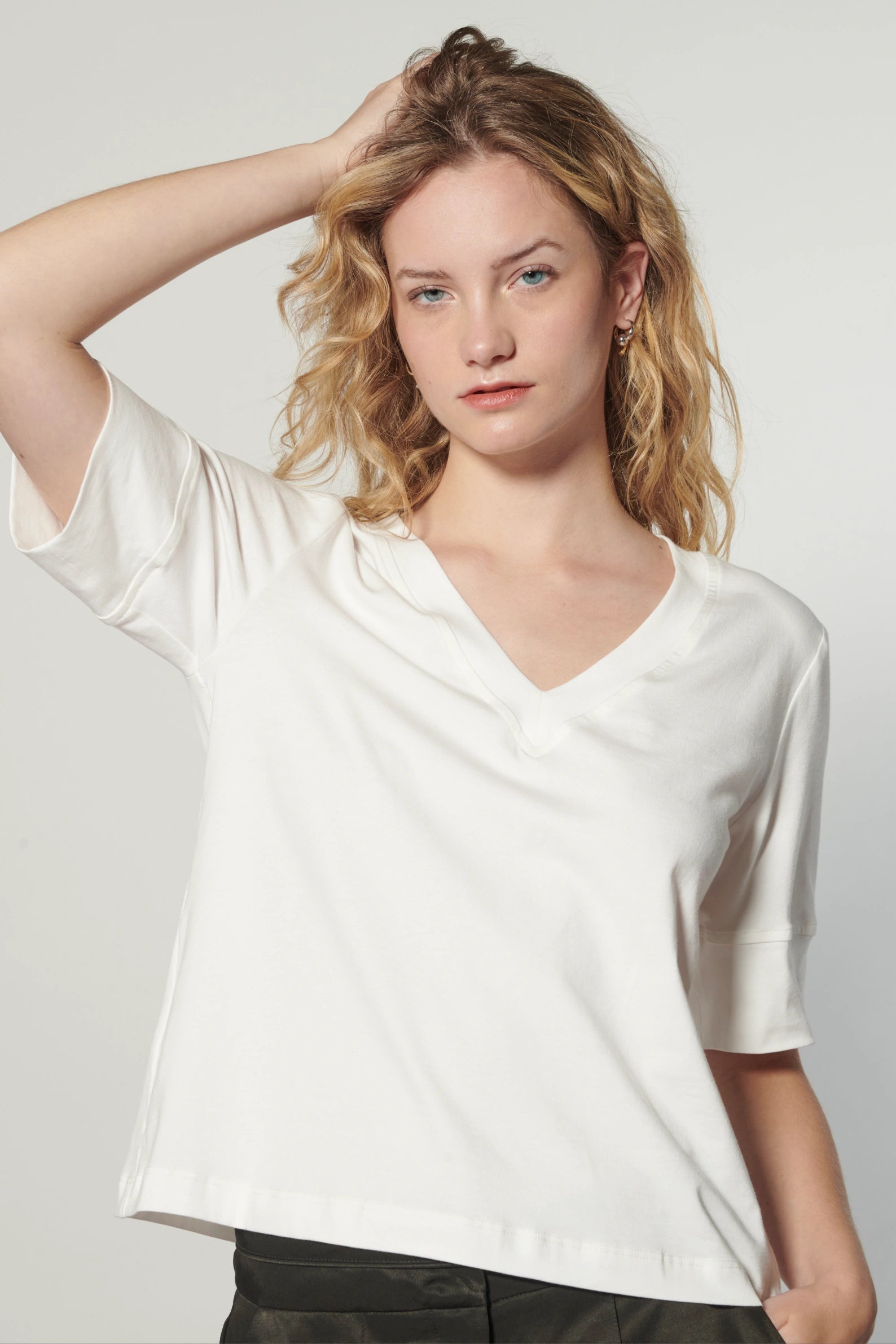 Polera Cassie de la marca EI-2025-501, blusa de manga larga en color beige con diseño moderno y cómodo.