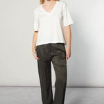Polera Cassie de la marca EI-2025-501, blusa casual con diseño moderno, en color neutro y corte cómodo.