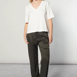 Polera Cassie de la marca EI-2025-501, blusa casual con diseño moderno, en color neutro y corte cómodo.