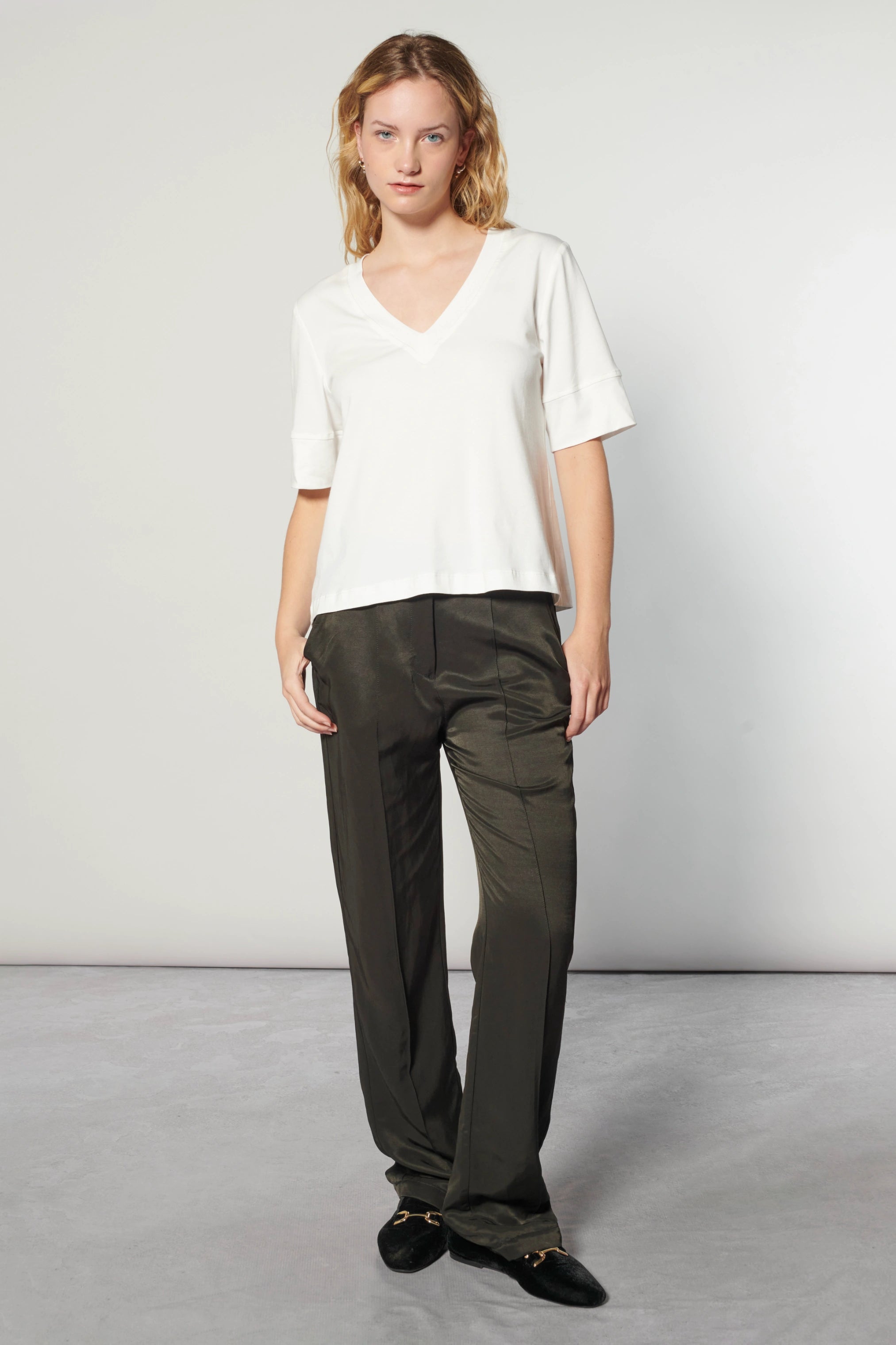 Polera Cassie de la marca EI-2025-501, blusa casual con diseño moderno, en color neutro y corte cómodo.