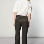 Pantalón Racine Hunt de la marca I-2025-834, pantalones de corte clásico en color oscuro, visible en la imagen.
