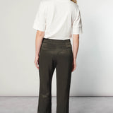 Pantalón Racine Hunt de la marca I-2025-834, pantalones de corte clásico en color oscuro, visible en la imagen.