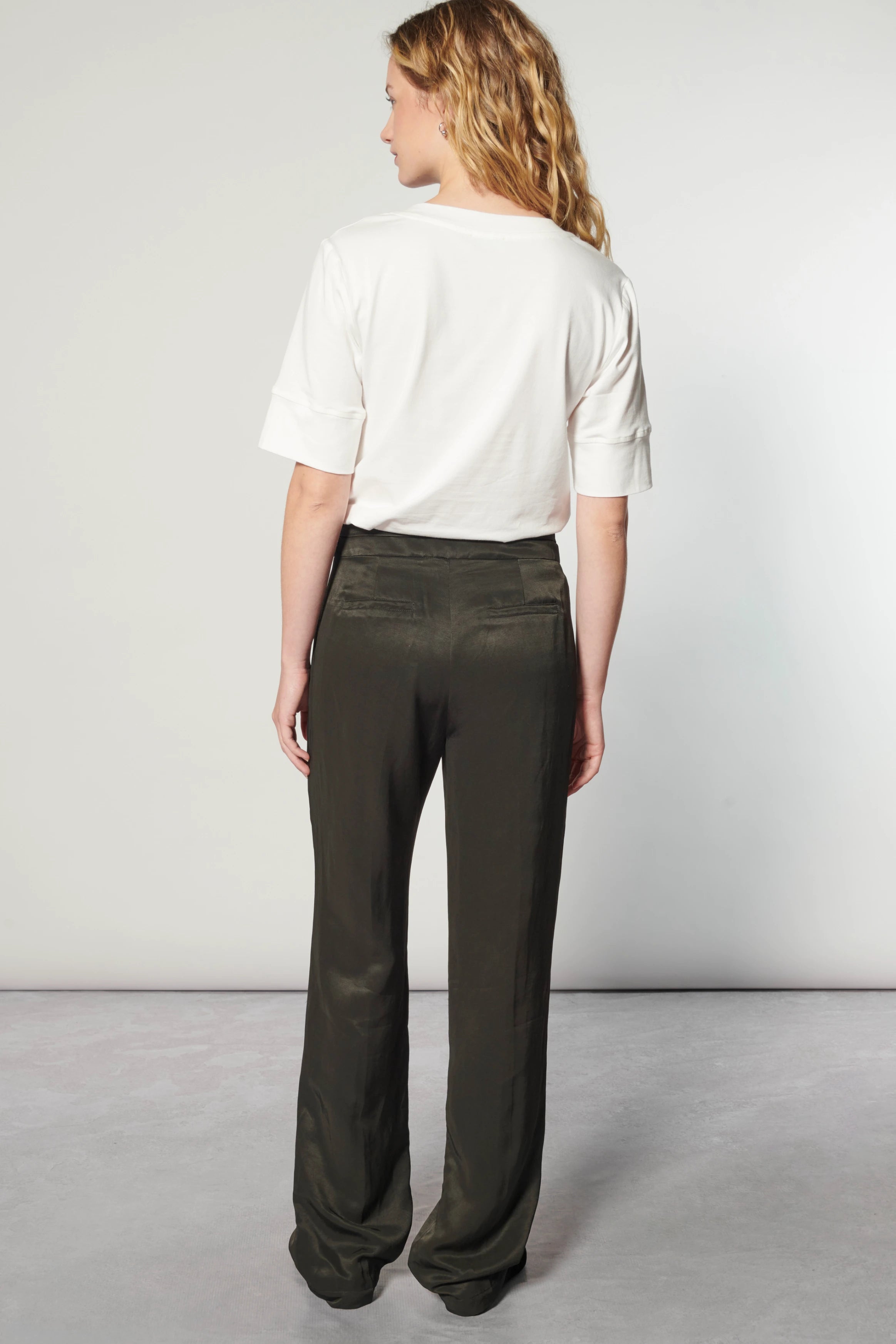 Pantalón Racine Hunt de la marca I-2025-834, pantalones de corte clásico en color oscuro, visible en la imagen.