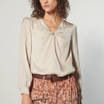 Blusa Zulmi de la marca I-2025-635, con diseño moderno y detalles elegantes, en color y estilo visible en la imagen.