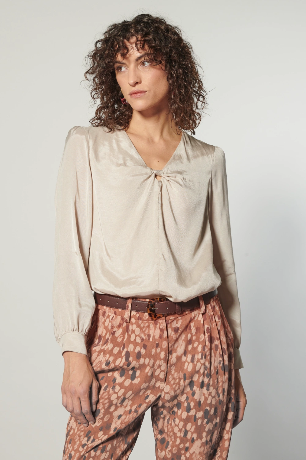 Blusa Zulmi de la marca I-2025-635, con diseño moderno y detalles elegantes, en color y estilo visible en la imagen.