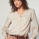 Blusa Zulmi de la marca I-2025-635, blusa de manga larga en color blanco con detalles elegantes y estilo casual.