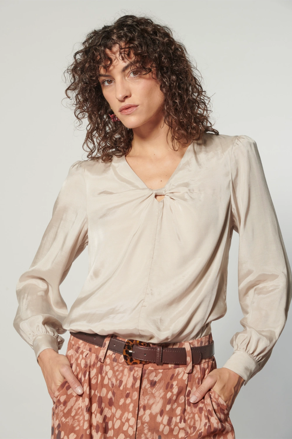 Blusa Zulmi de la marca I-2025-635, blusa de manga larga en color blanco con detalles elegantes y estilo casual.