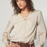 Blusa Zulmi de la marca I-2025-635, blusa de manga larga en color blanco con detalles elegantes y estilo casual.