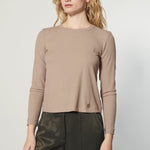 Polera Cherry de la marca I-2025-530, blusa de manga larga en color rojo con estampado de cerezas y cuello redondo.