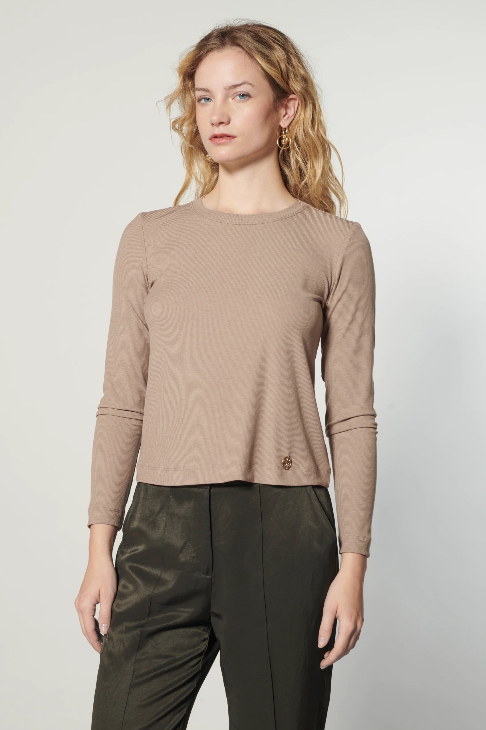 Polera Cherry de la marca I-2025-530, blusa de manga larga en color rojo con estampado de cerezas y cuello redondo.