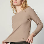Polera Cherry de la marca I-2025-530, blusa casual de color rojo con estampado de cerezas, vista frontal en la imagen.