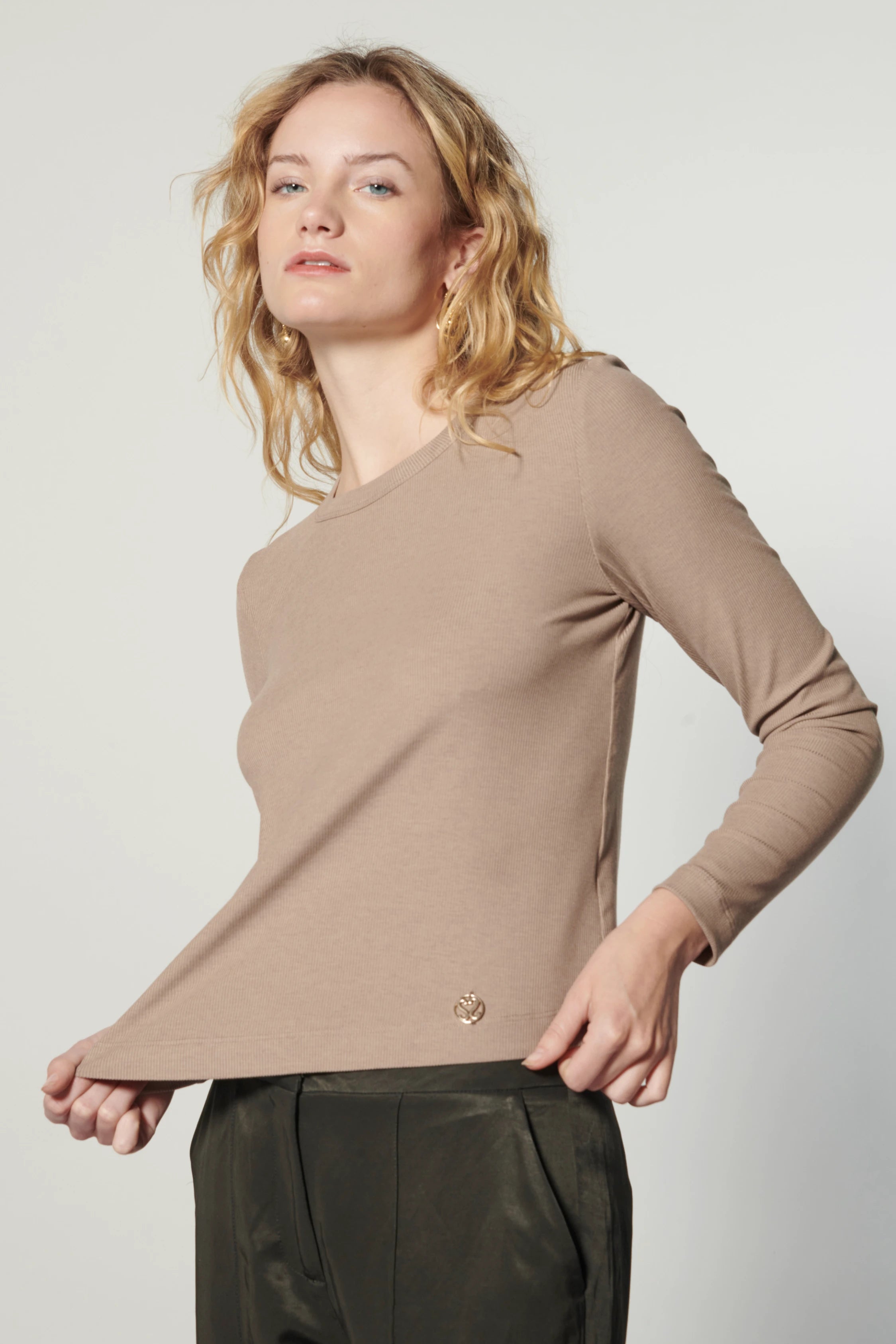 Polera Cherry de la marca I-2025-530, blusa casual de color rojo con estampado de cerezas, vista frontal en la imagen.