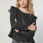 Blusa Crumby de la marca EI-2025-606, blusa de manga larga con diseño moderno y detalles elegantes, vista frontal.