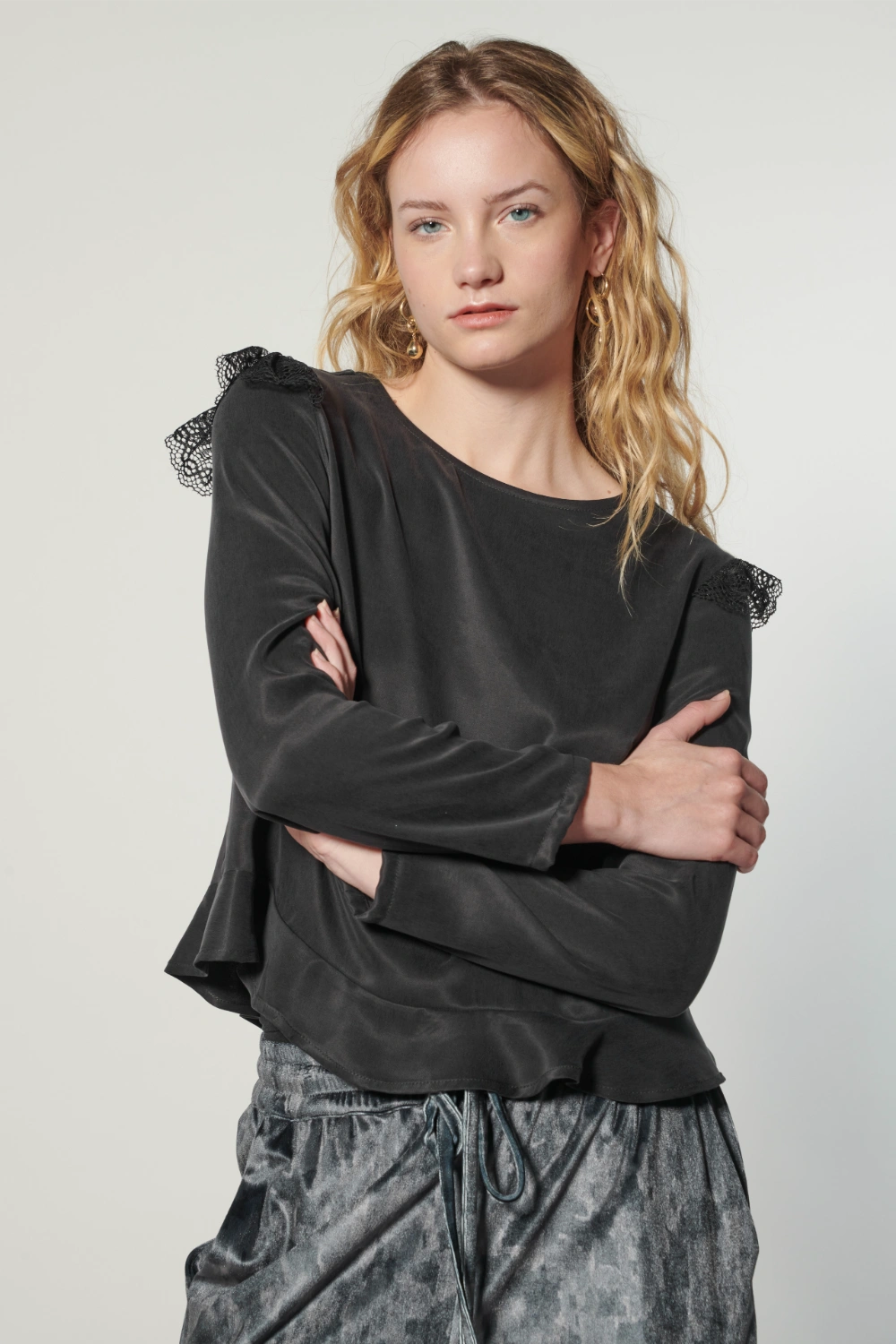 Blusa Crumby de la marca EI-2025-606, blusa de manga larga con diseño moderno y detalles elegantes, vista frontal.
