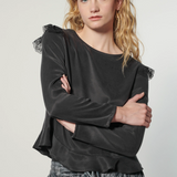 Blusa Crumby de la marca EI-2025-606, blusa de manga larga con diseño moderno y detalles elegantes, vista frontal.