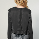 Blusa Crumby de la marca EI-2025-606, blusa moderna y cómoda en color neutro, vista frontal con detalles de diseño.
