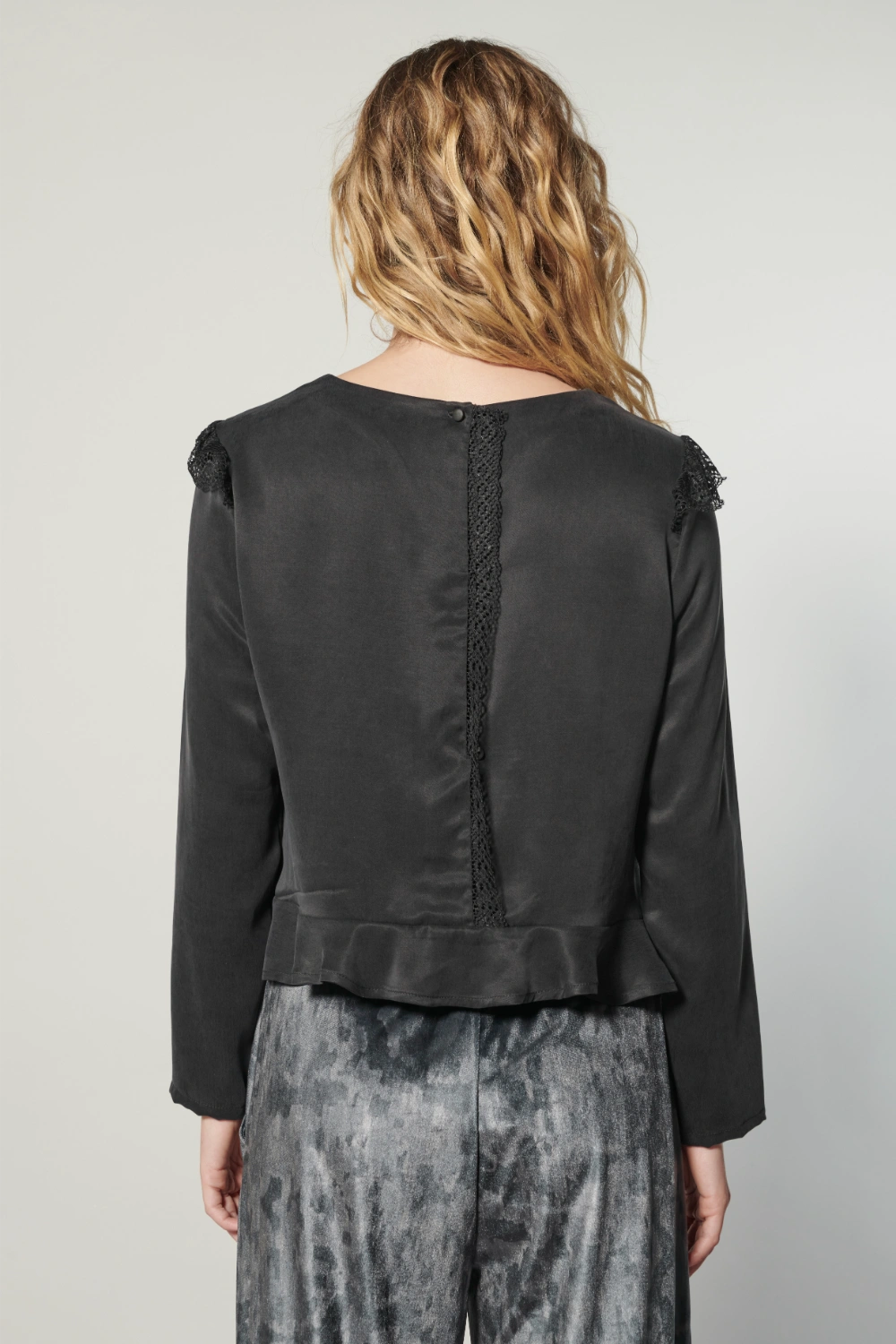 Blusa Crumby de la marca EI-2025-606, blusa moderna y cómoda en color neutro, vista frontal con detalles de diseño.
