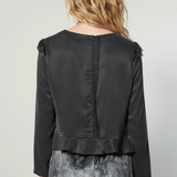 Blusa Crumby de la marca EI-2025-606, blusa moderna y cómoda en color neutro, vista frontal con detalles de diseño.