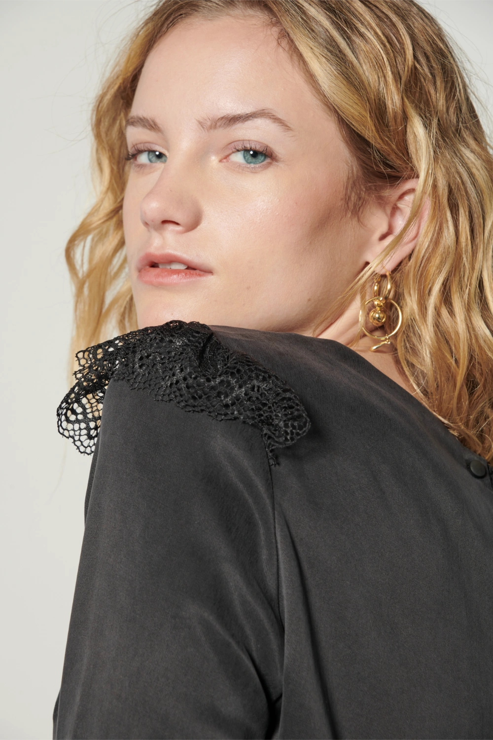 Blusa Crumby de la marca EI-2025-606, con diseño moderno y tejido suave, mostrada en la imagen.
