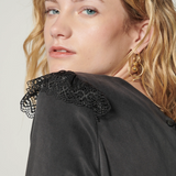 Blusa Crumby de la marca EI-2025-606, con diseño moderno y tejido suave, mostrada en la imagen.