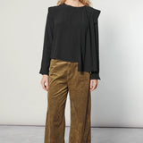 Blusa Muse de la marca I-2024-638, con diseño elegante y detalles en el cuello, en color blanco con estampado floral.