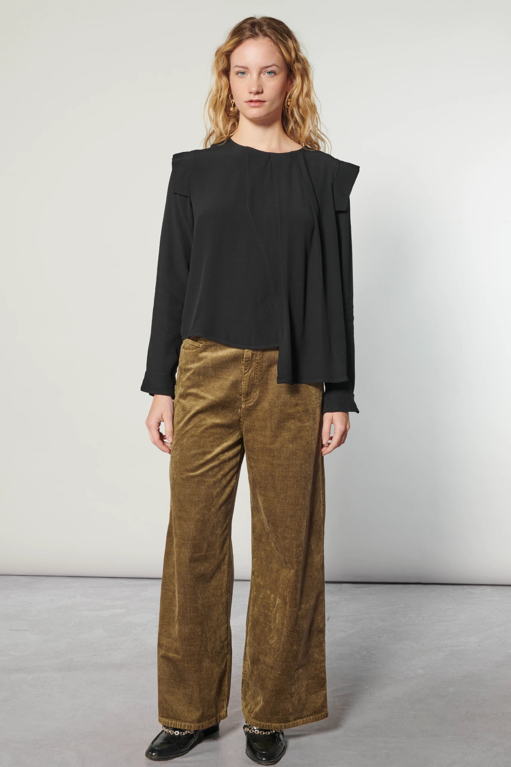 Blusa Muse de la marca I-2024-638, con diseño elegante y detalles en el cuello, en color blanco con estampado floral.