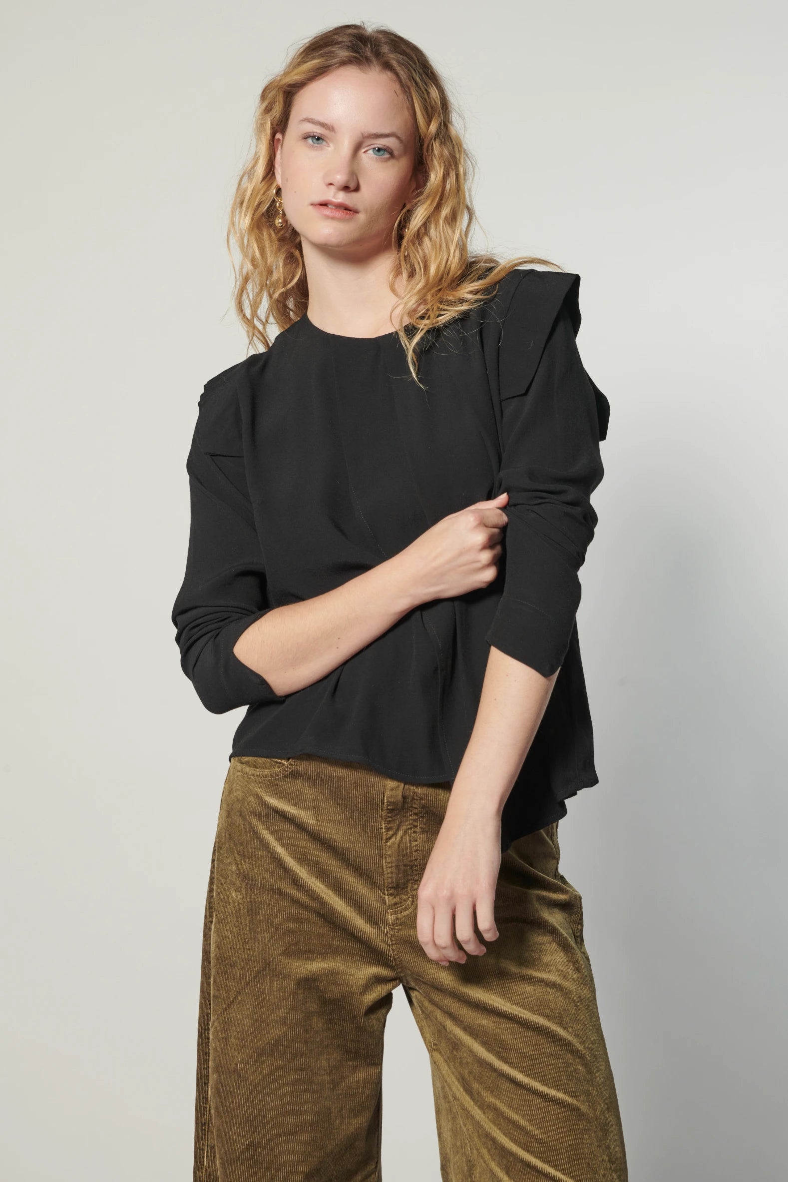 Blusa Muse de la marca I-2024-638, estilo casual con manga larga y estampado floral en tonos suaves, vista frontal.