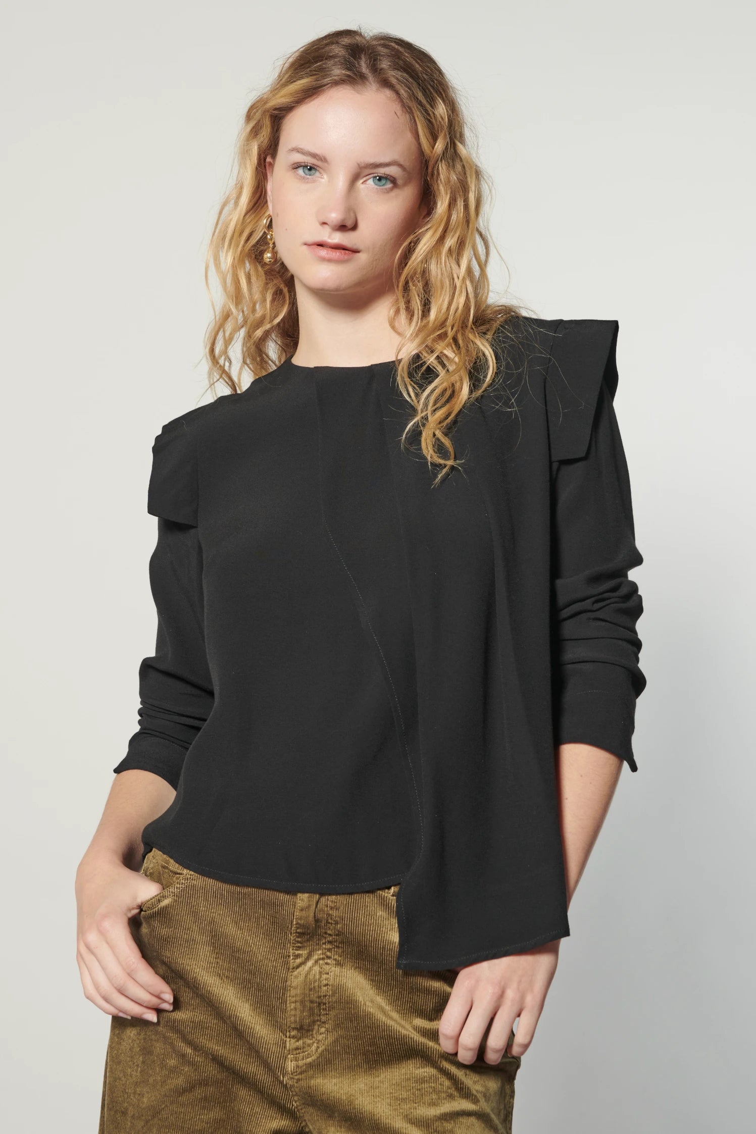 Blusa Muse de la marca I-2024-638 en color blanca con detalles elegantes, vista frontal sobre fondo neutro.