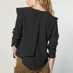 Blusa Muse de la colección I-2024-638, diseño moderno en tela ligera, con detalles elegantes y cuello redondo.