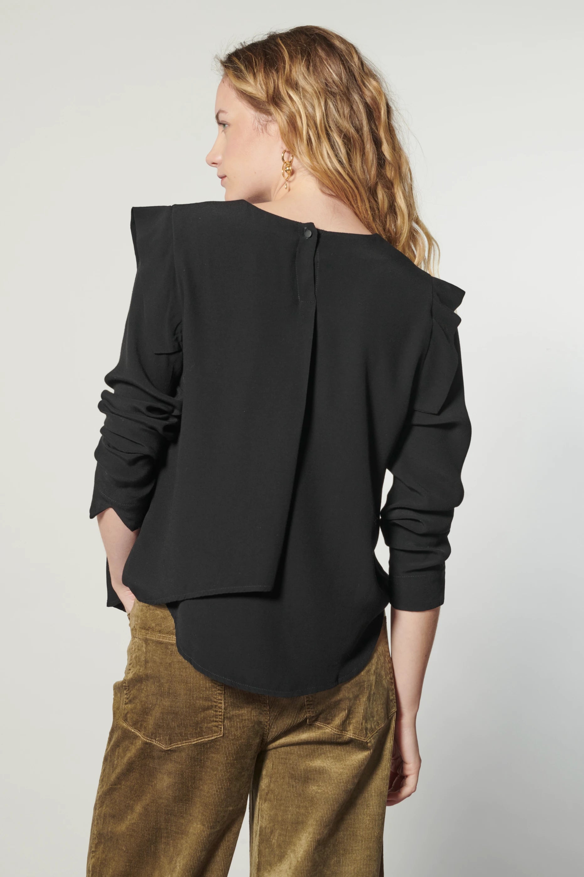 Blusa Muse de la colección I-2024-638, diseño moderno en tela ligera, con detalles elegantes y cuello redondo.