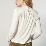 Blusa Beatle Joy de la marca EI-2025-503, con diseño moderno y detalles elegantes, en color y estilo visibles en la imagen.
