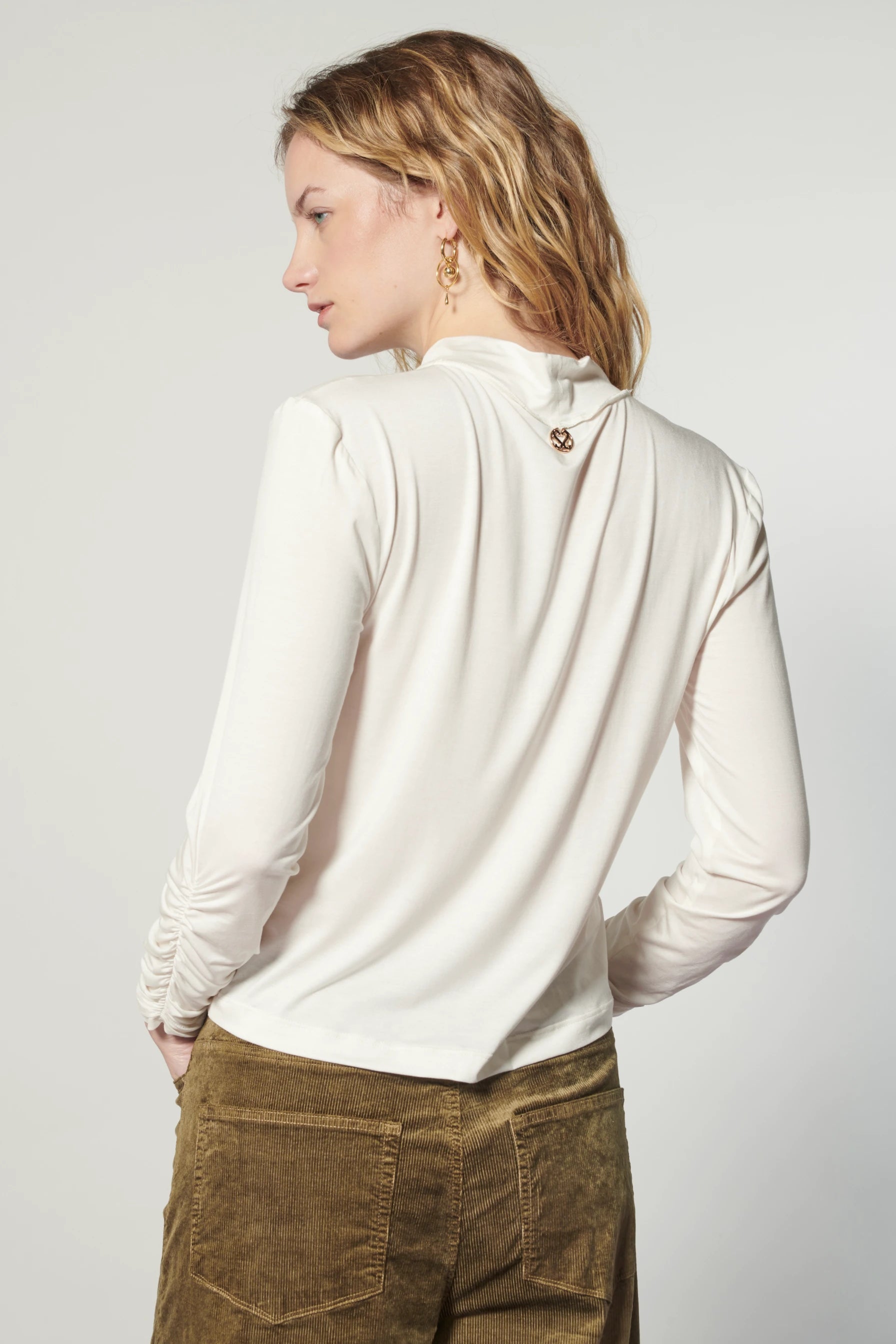 Blusa Beatle Joy de la marca EI-2025-503, con diseño moderno y detalles elegantes, en color y estilo visibles en la imagen.