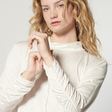 Blusa y polera Beatle Joy de la marca EI-2025-503, diseño moderno con estampado llamativo en LOOK_26_0484.webp