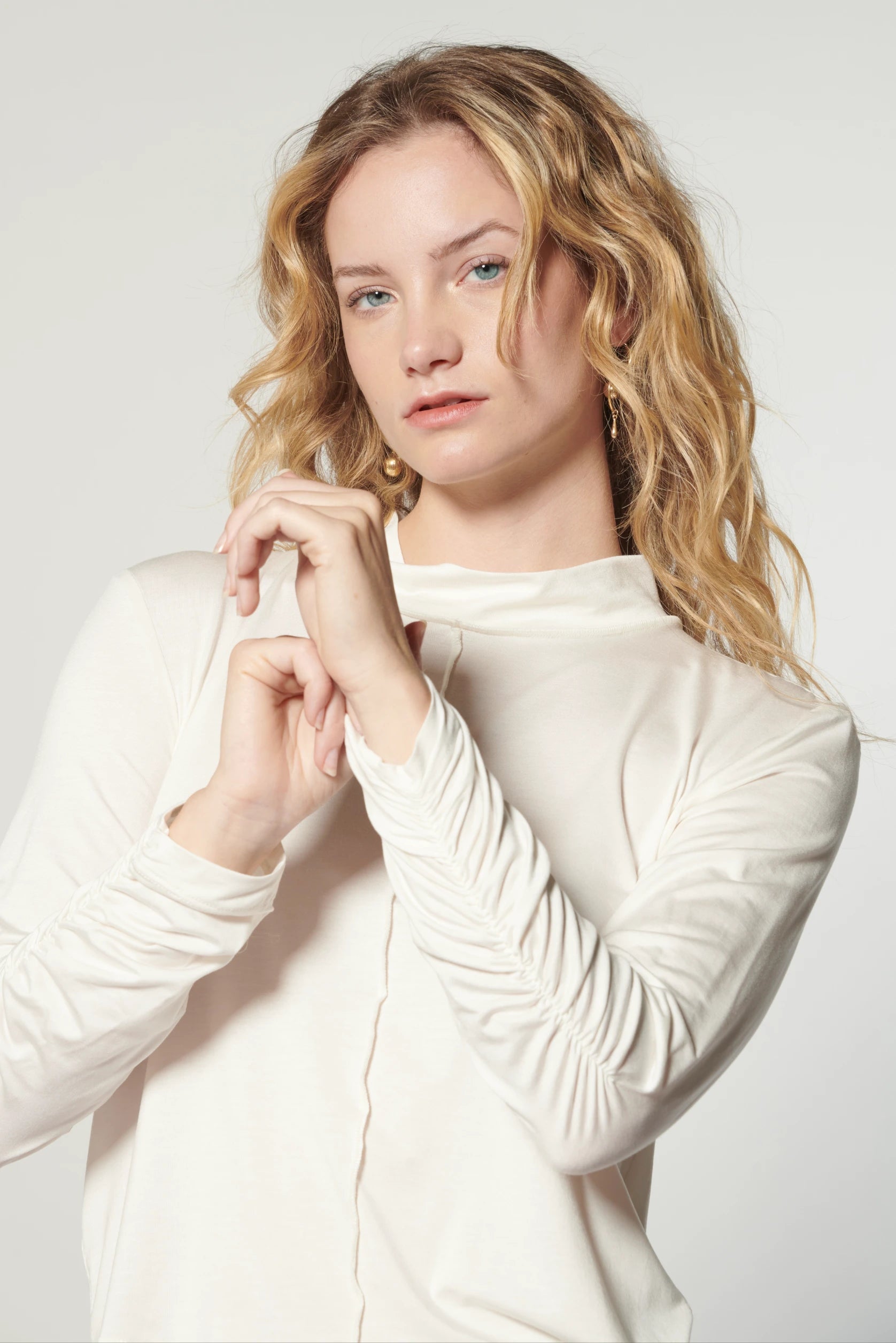 Blusa y polera Beatle Joy de la marca EI-2025-503, diseño moderno con estampado llamativo en LOOK_26_0484.webp