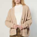 Suéter cardigan Verona de tejidos I-2025-14 en color gris, con diseño clásico y botones frontales.