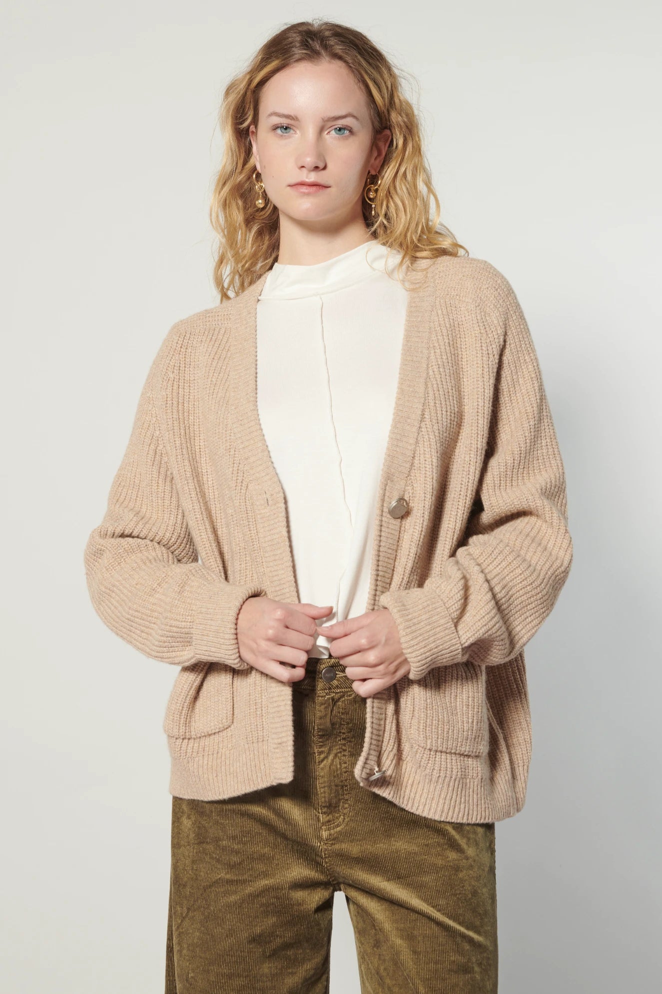 Suéter cardigan Verona de tejidos I-2025-14 en color gris, con diseño clásico y botones frontales.