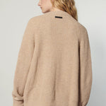 Cardigan Verona de la marca I-2025-14 en tejidos, muestra un estilo cómodo y elegante en color neutro.