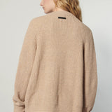 Cardigan Verona de la marca I-2025-14 en tejidos, muestra un estilo cómodo y elegante en color neutro.