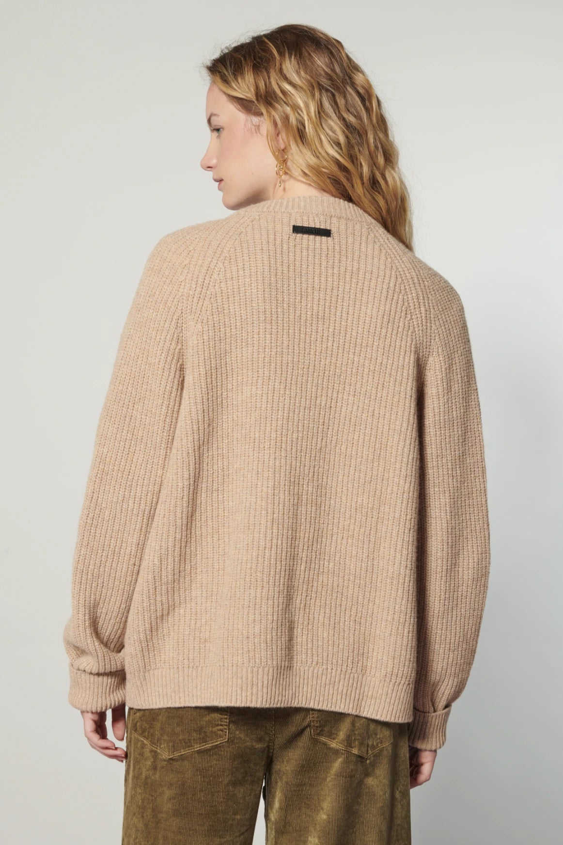 Cardigan Verona de la marca I-2025-14 en tejidos, muestra un estilo cómodo y elegante en color neutro.