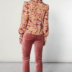 Blusa Mavi de la marca I-2025-632, con diseño moderno y elegante, mostrando detalles de la prenda en color neutro.
