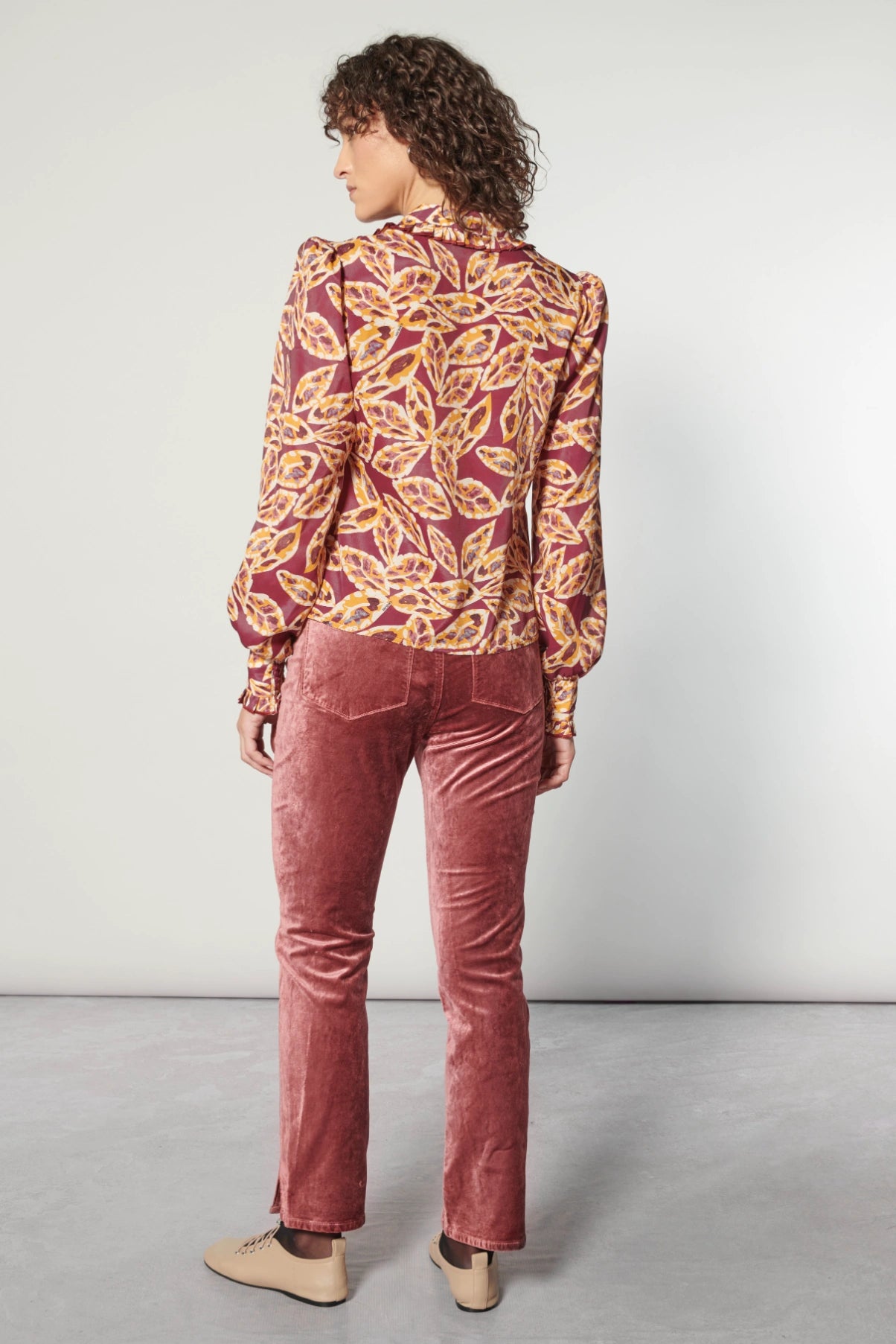 Blusa Mavi de la marca I-2025-632, con diseño moderno y elegante, mostrando detalles de la prenda en color neutro.