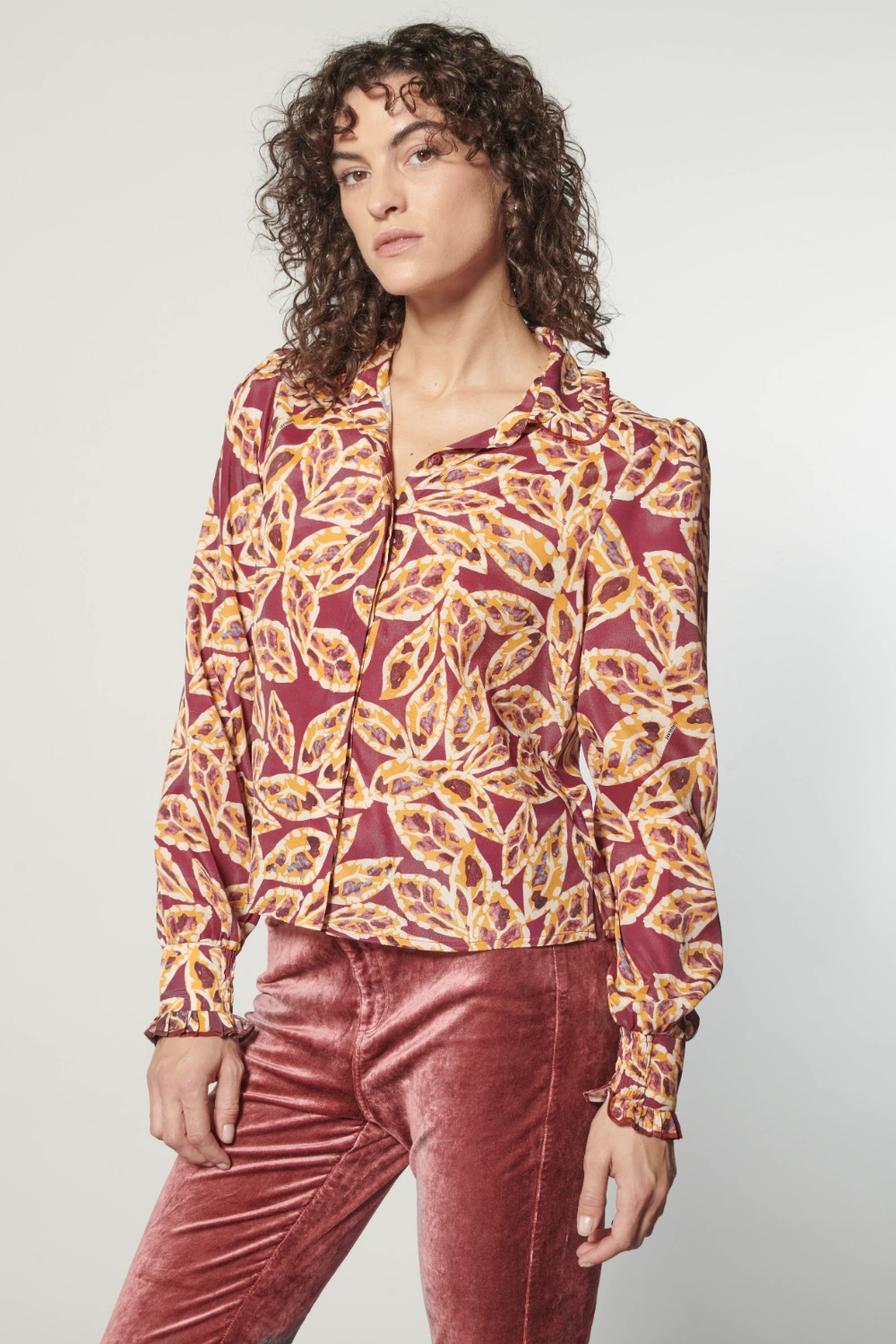 Blusa Mavi de la marca I-2025-632, con diseño elegante y detalles en la tela, en color azul claro.
