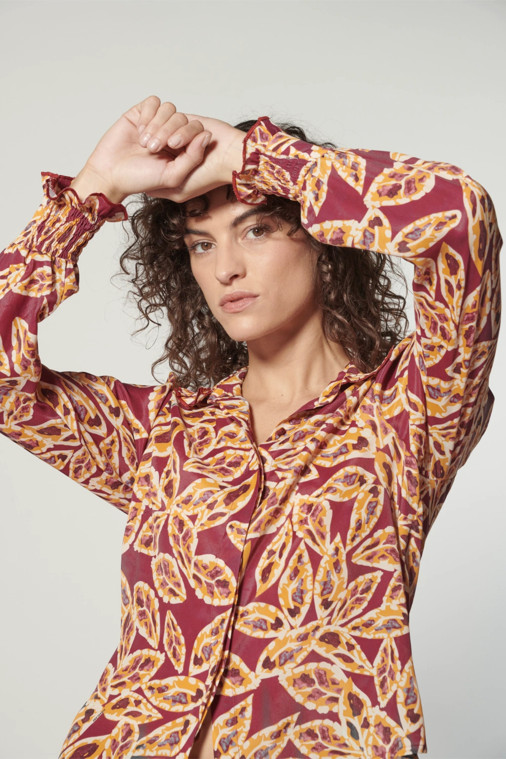 Blusa Mavi de la marca I-2025-632, en color azul, con diseño moderno y cuello redondo, mostrando la prenda en un fondo neutro.