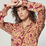 Blusa Mavi de la marca I-2025-632, en color azul, con diseño moderno y cuello redondo, mostrando la prenda en un fondo neutro.