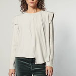Blusa Muse de la marca I-2024-638 en color neutro, con diseño elegante y detalles en la parte superior, vista frontal.
