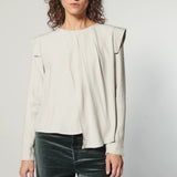 Blusa Muse de la marca I-2024-638 en color neutro, con diseño elegante y detalles en la parte superior, vista frontal.